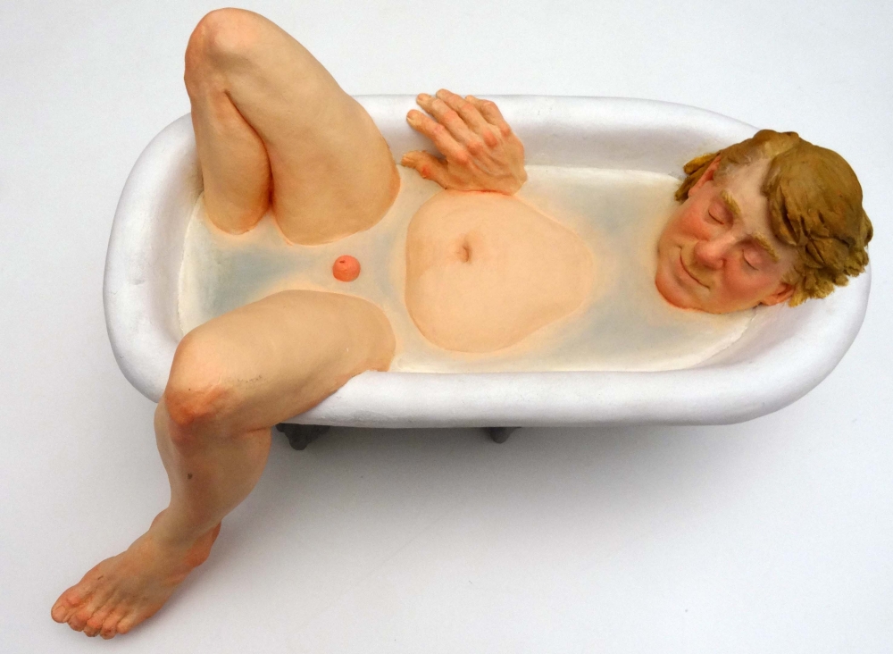 Andrew Benyei, escultura contemporánea, hombre en bañera, 2009