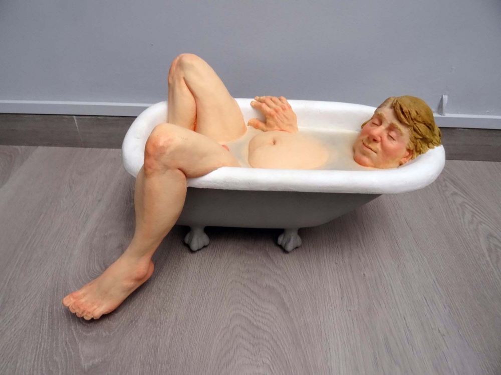 Andrew Benyei, escultura contemporánea, hombre en bañera, 2009