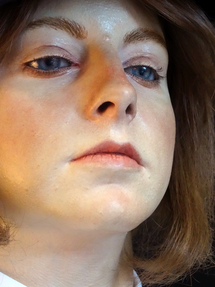 Marc Sijan, escultura hiperrealista, mujer policía, 2007