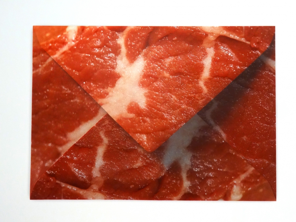 Txaro Fontalba, fotografía contemporánea, carta de amor, sobre con carne