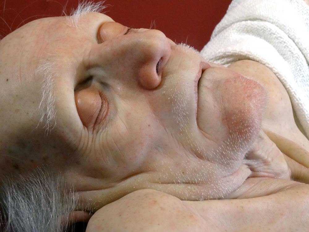 Escultura hiperrealista piedad contemporánea desnudo, Sam Jinks