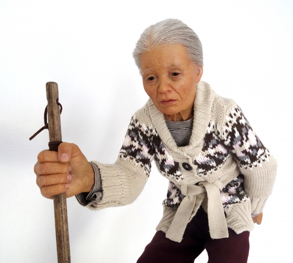 Jackie K. Seo, escultura hiperrealista, anciana caminando, 2009