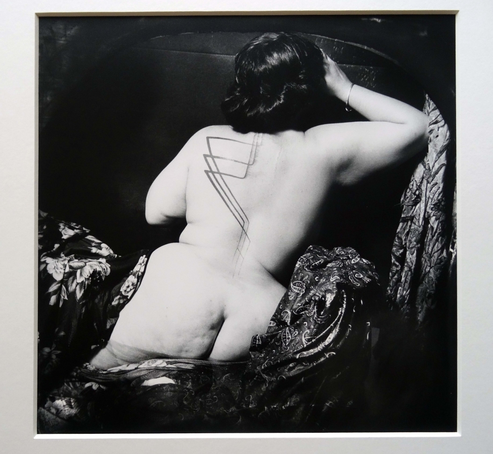 Joel-Peter Witkin, fotografía analógica contemporánea, mujer desnuda de espaldas,1985