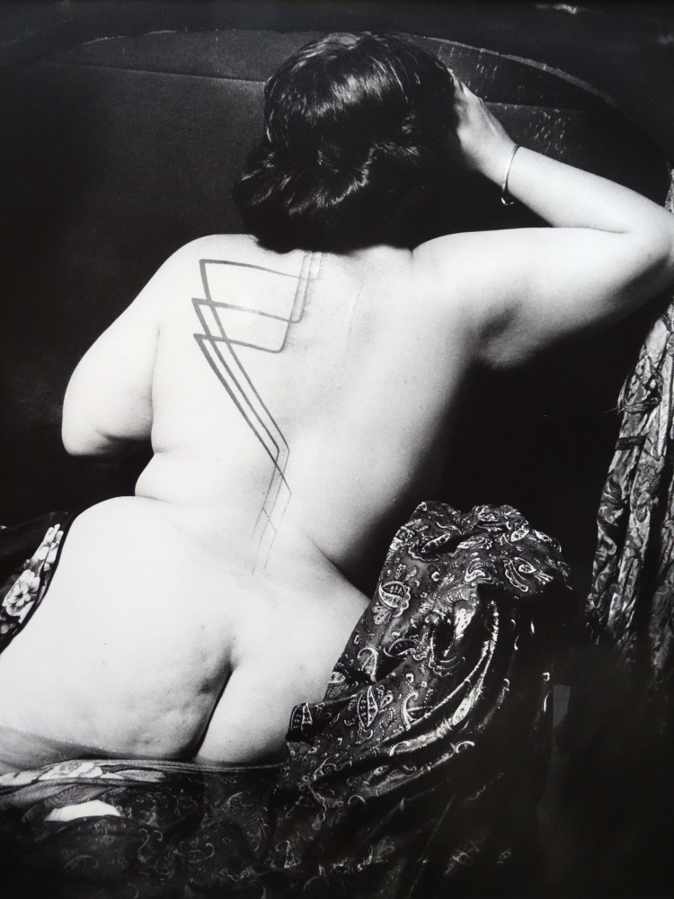Joel-Peter Witkin, fotografía analógica contemporánea, mujer desnuda de espaldas,1985