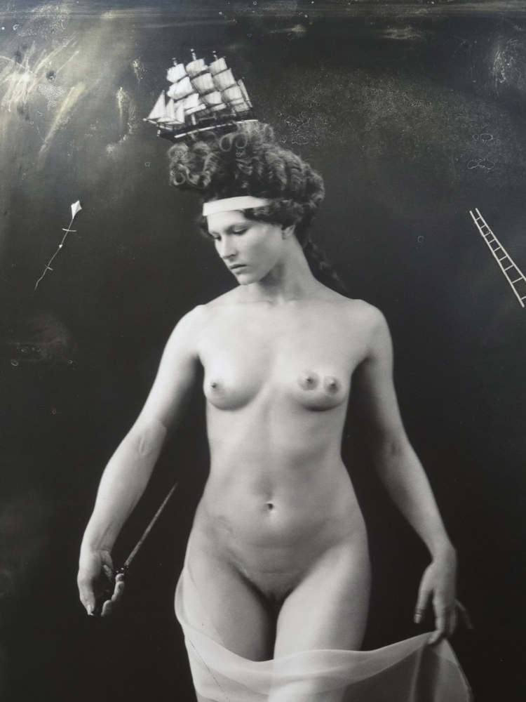 Joel-Peter Witkin, fotografía contemporánea, desnudo mujer con barco, 1998