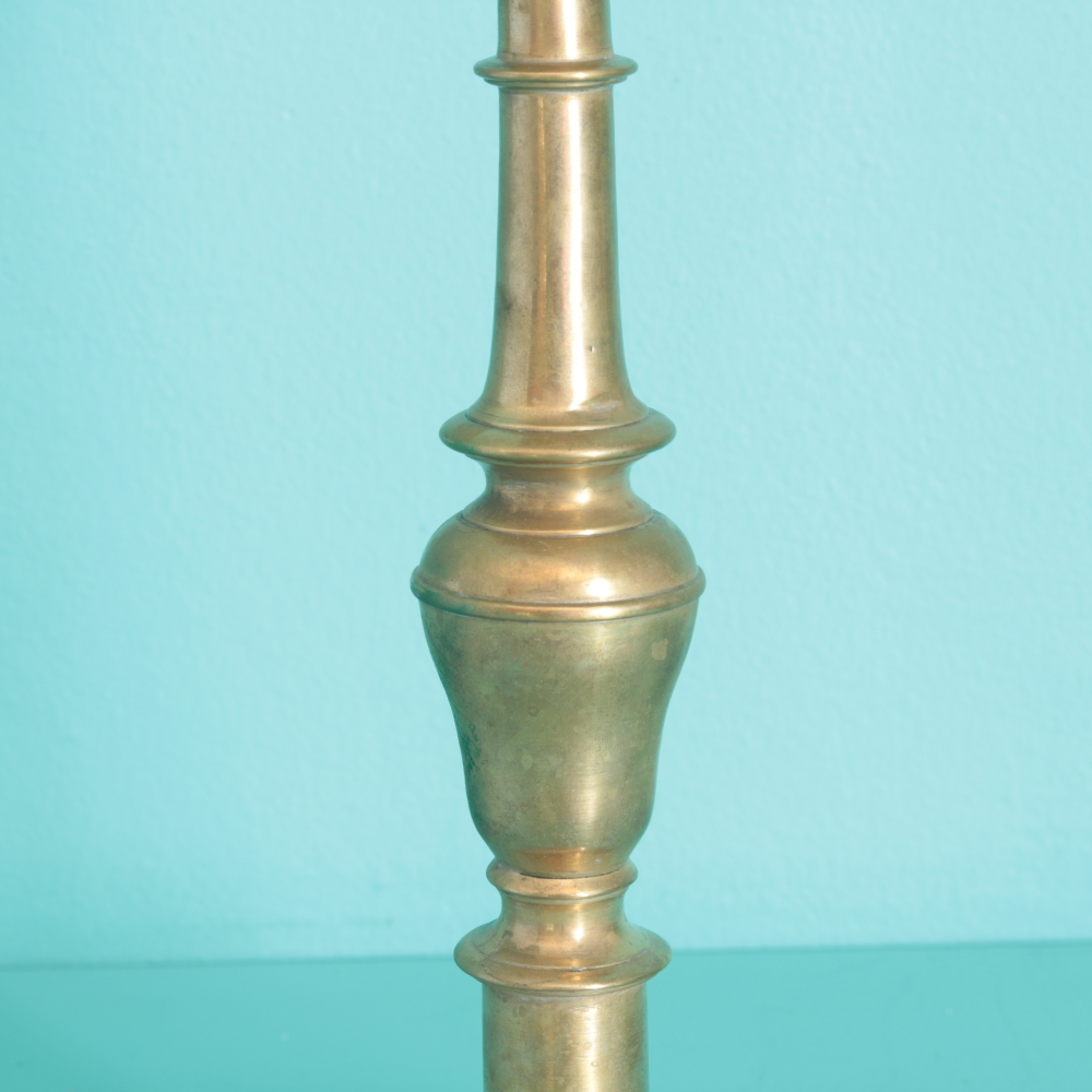 Gran candelero español de latón barroco, hacia 1680, siglo XVII