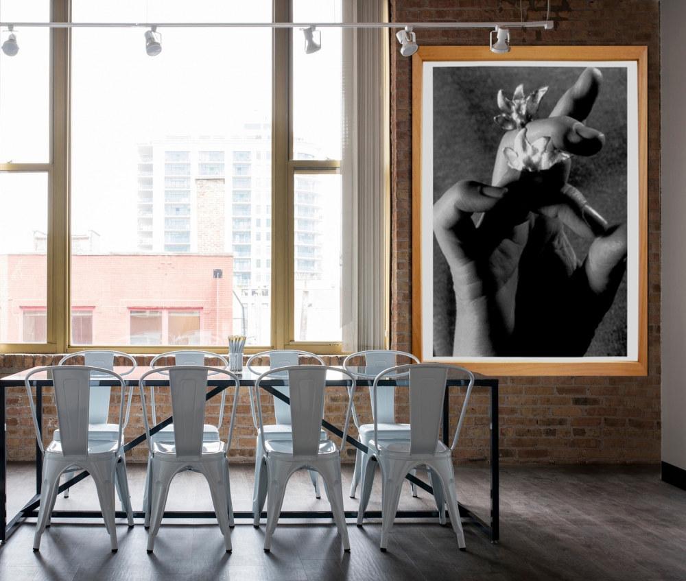 Fotografía contemporánea blanco y negro, pieza única, bodegón con manos, Eva Lootz