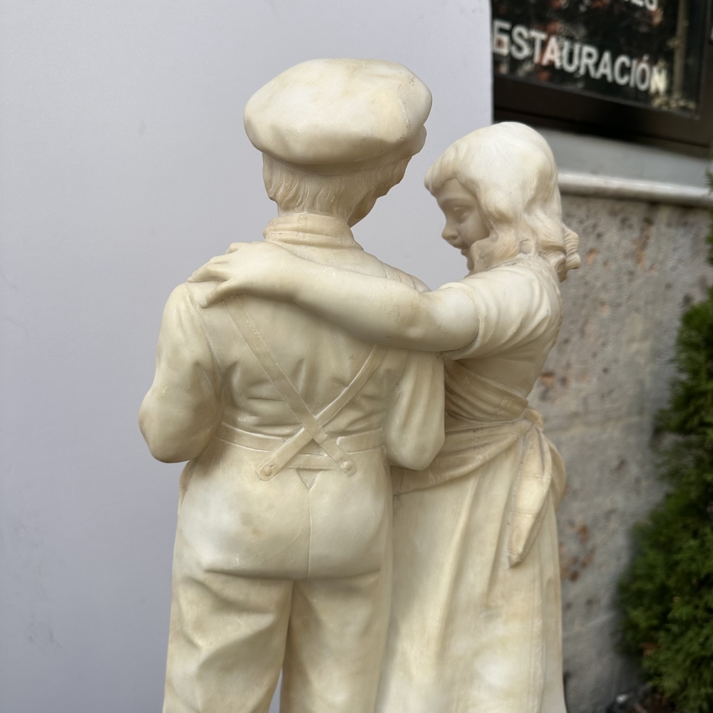 Escultura “Pareja infantil”, alabastro, firmada Eugenio Battiglia, finales del siglo XIX, Italia