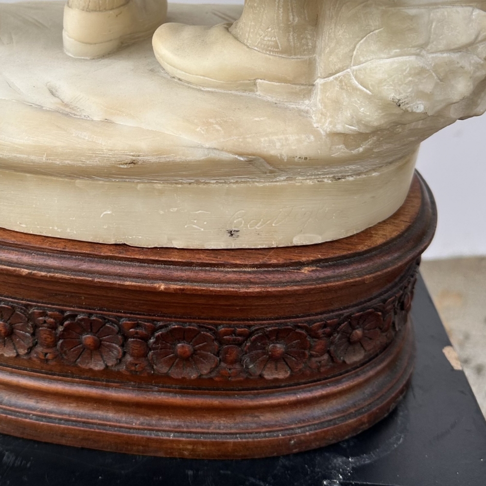 Escultura “Pareja infantil”, alabastro, firmada Eugenio Battiglia, finales del siglo XIX, Italia