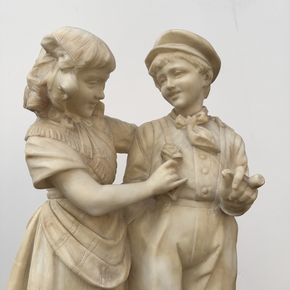 Escultura “Pareja infantil”, alabastro, firmada Eugenio Battiglia, finales del siglo XIX, Italia