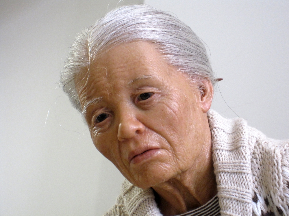 Jackie K. Seo, escultura hiperrealista, anciana caminando, 2009