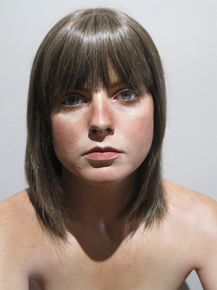 Marc Sijan, escultura hiperrealista, mujer desnuda sentada, 1990