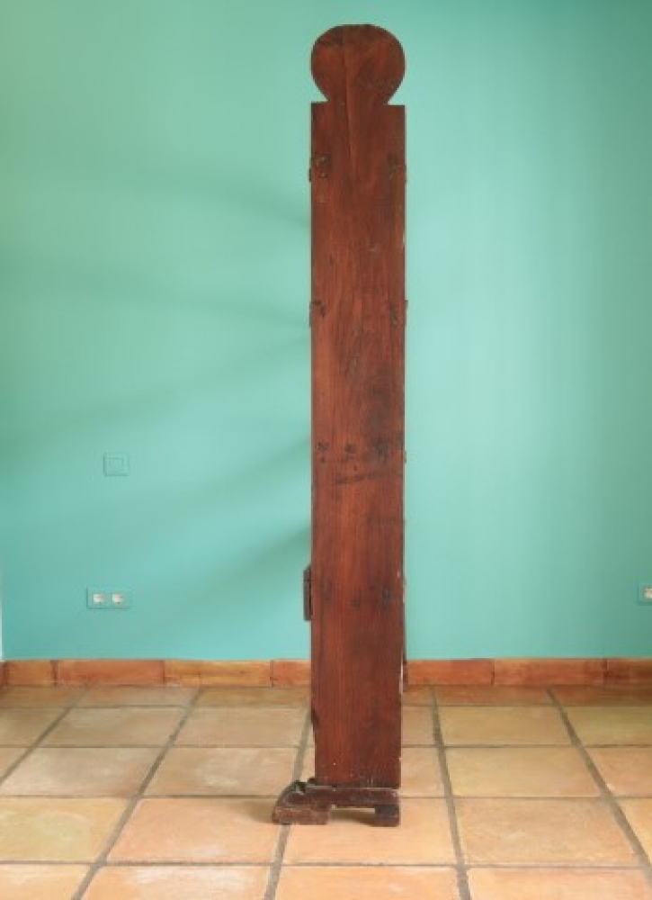 Antiguo platero de castaño de Navarra, mueble popular español del siglo XIX