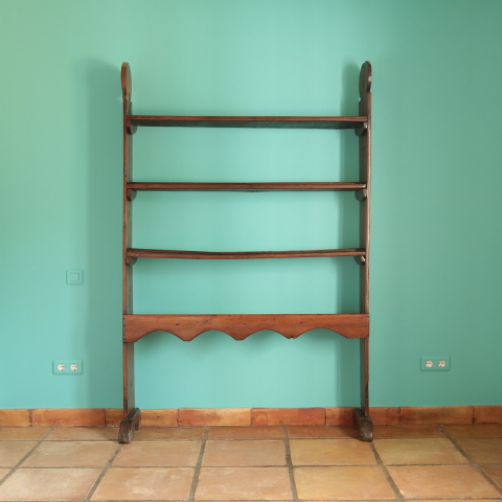 Antiguo platero de castaño de Navarra, mueble popular español del siglo XIX