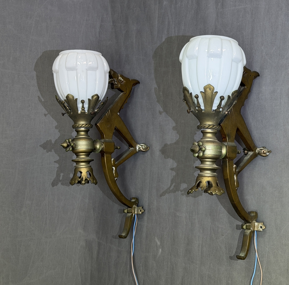 Pareja de apliques de bronce con motivos de dragones y tulipas art déco