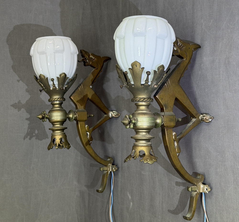 Pareja de apliques de bronce con motivos de dragones y tulipas art déco