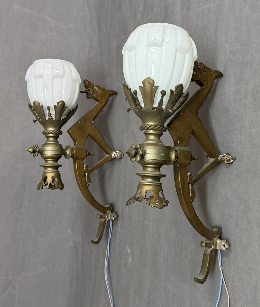 Pareja de apliques de bronce con motivos de dragones y tulipas art déco