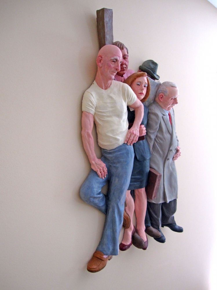 Andrew Benyei, escultura figurativa de pared, escena urbana