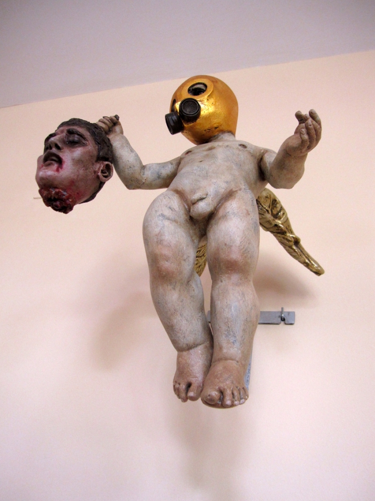 Escultura ángel contemporáneo con cabeza decapitada San Juan Bautista Óscar Salmerón