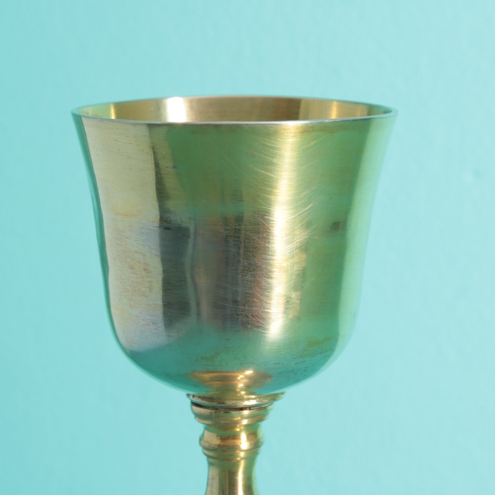 Cáliz litúrgico español antiguo de cobre dorado, fechado en 1831
