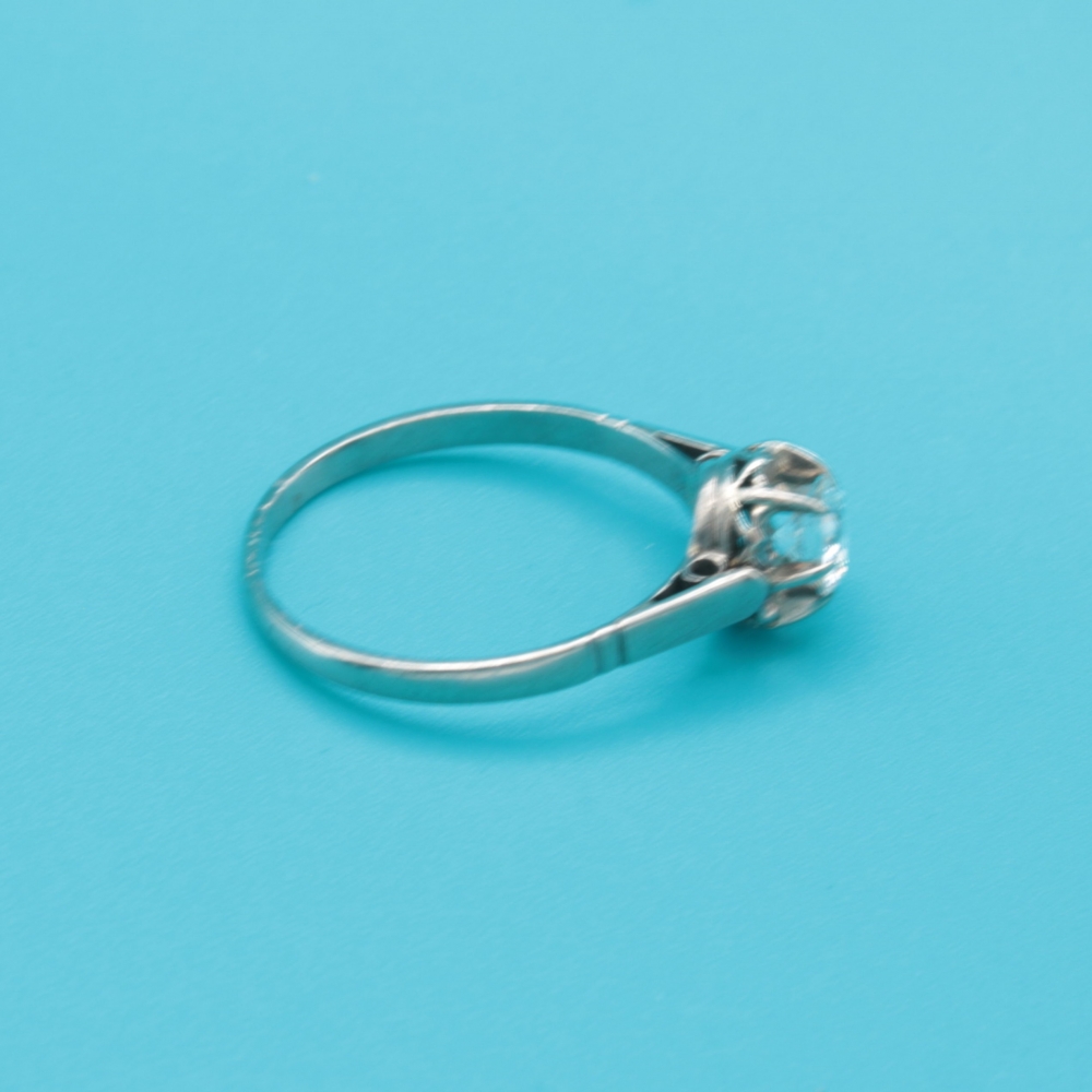 Anillo de compromiso en platino con diamante solitario de 0,50 ct