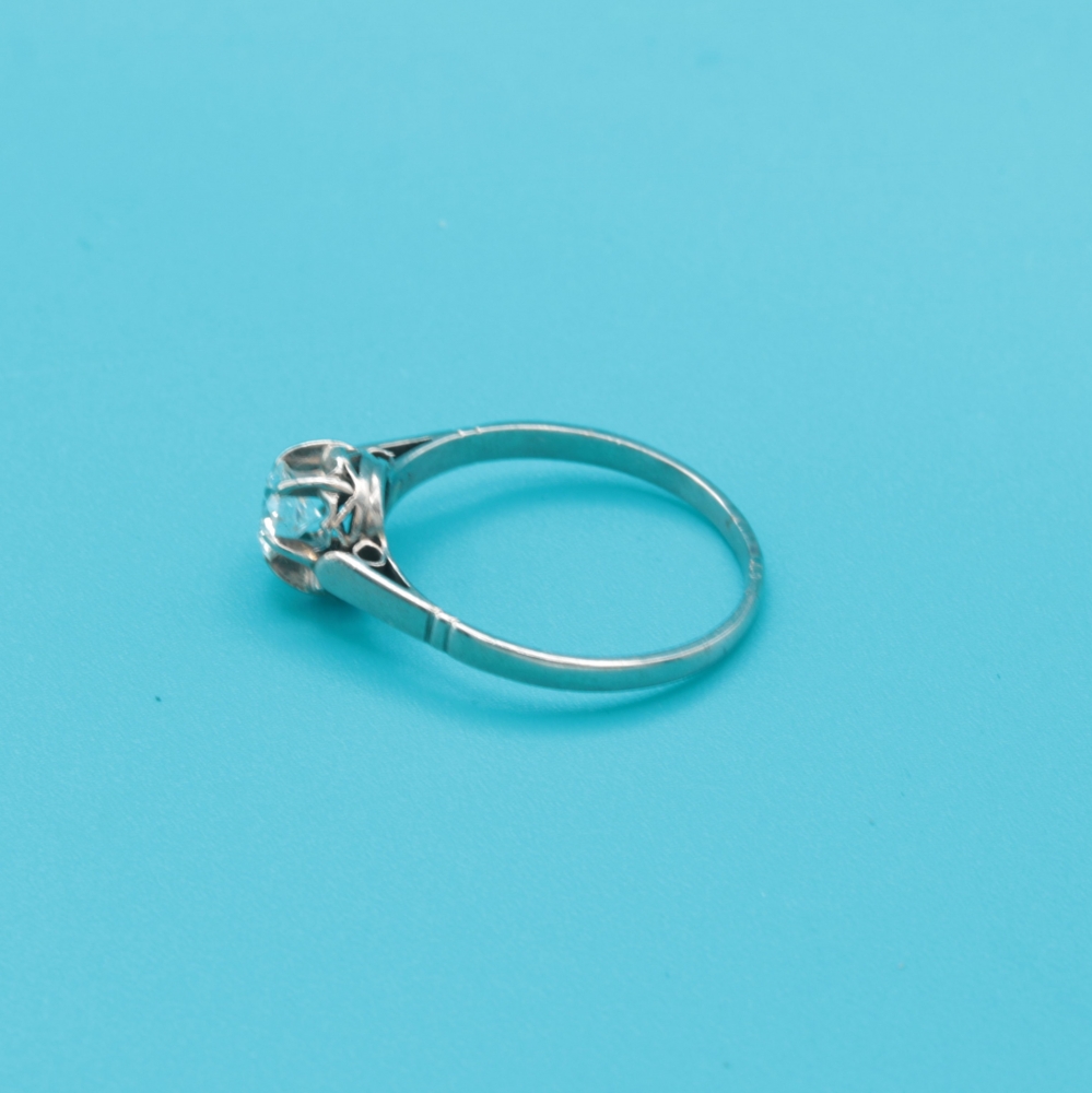 Anillo de compromiso en platino con diamante solitario de 0,50 ct