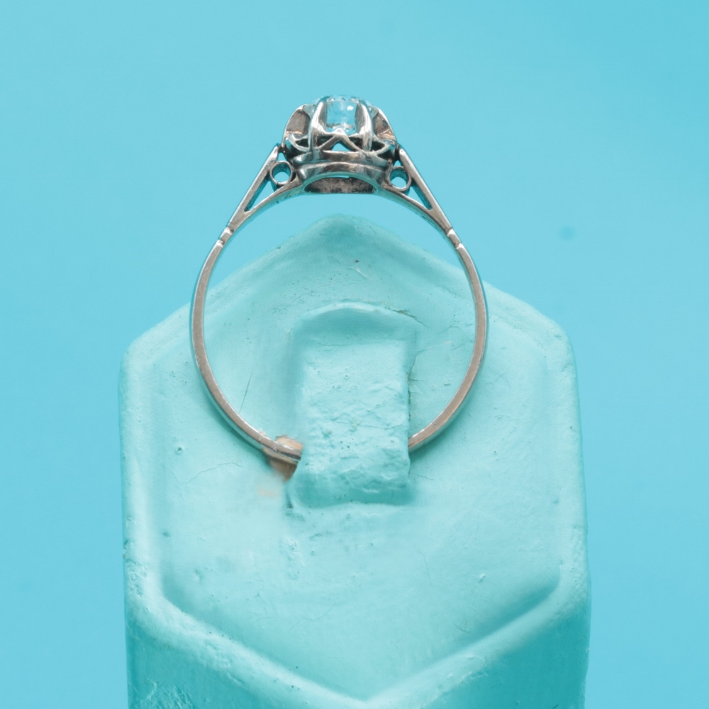 Anillo de compromiso en platino con diamante solitario de 0,50 ct