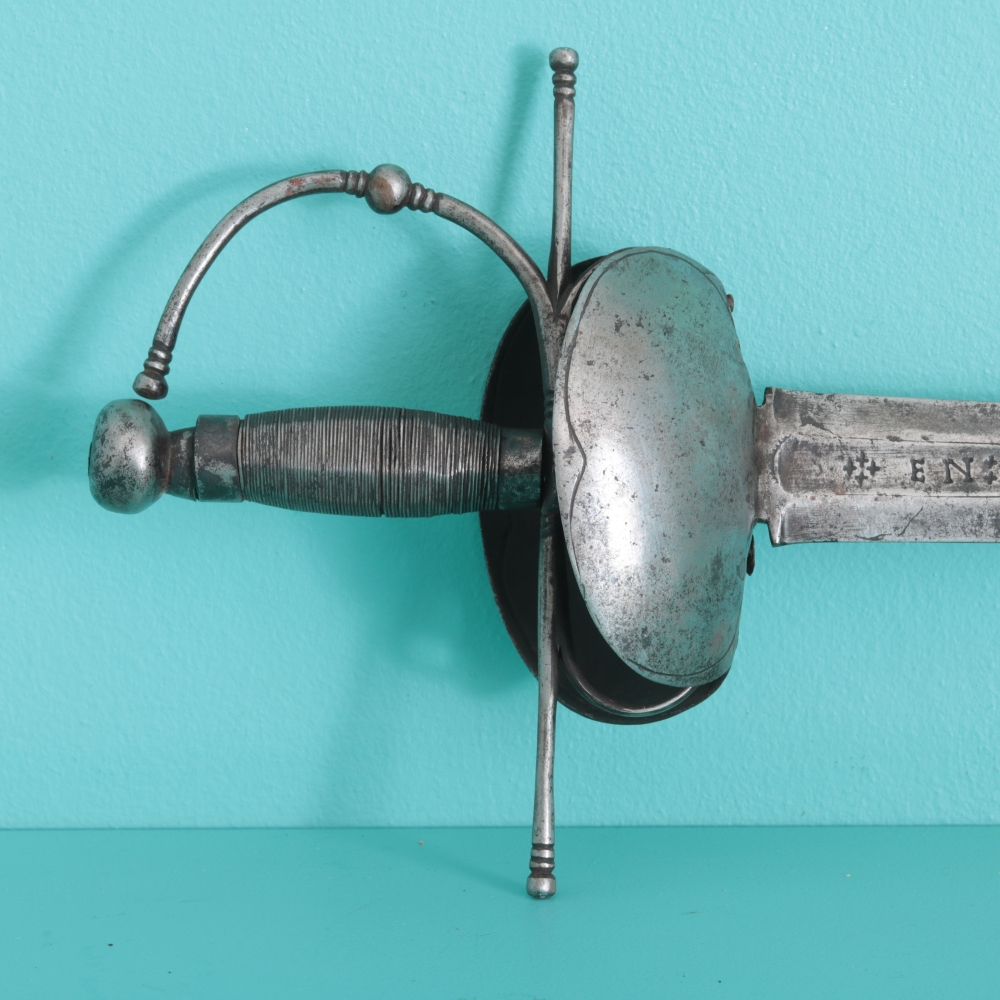Espada de montar con guarnición de conchas e inscripción Enrique Coel, hacia 1700