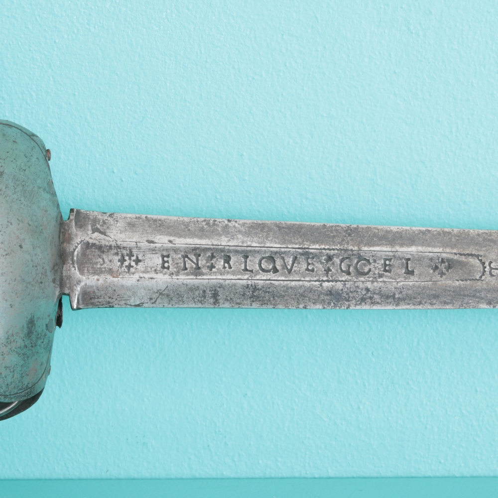 Espada de montar con guarnición de conchas e inscripción Enrique Coel, hacia 1700