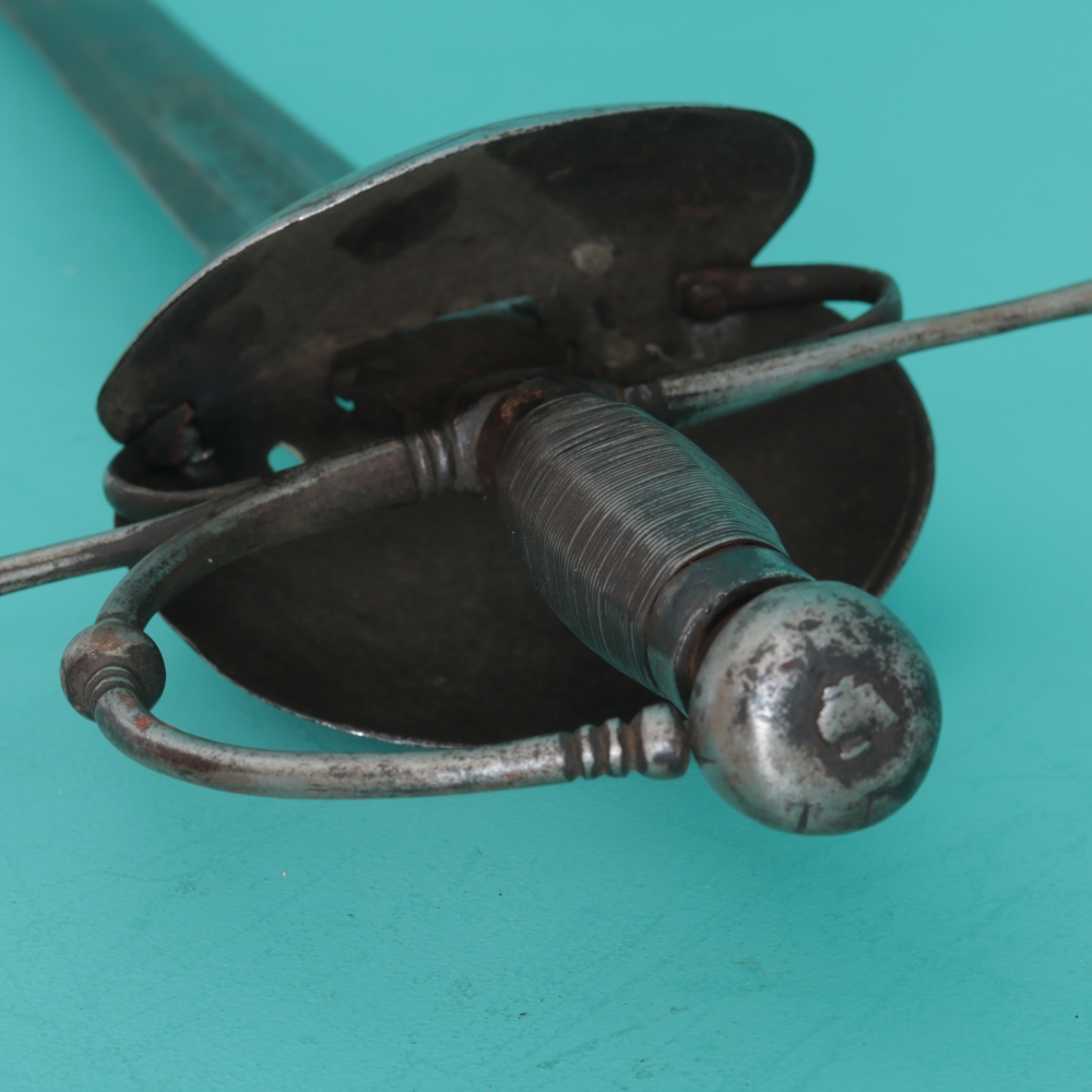 Espada de montar con guarnición de conchas e inscripción Enrique Coel, hacia 1700