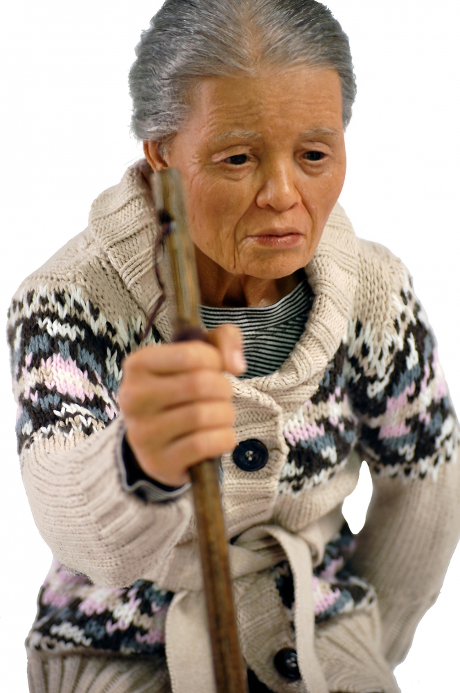 Jackie K. Seo, escultura hiperrealista, anciana caminando, 2009