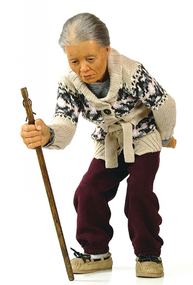 Jackie K. Seo, escultura hiperrealista, anciana caminando, 2009