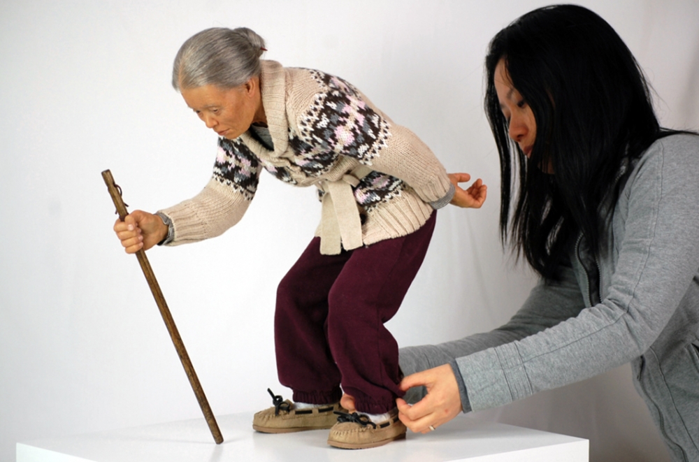 Jackie K. Seo, escultura hiperrealista, anciana caminando, 2009
