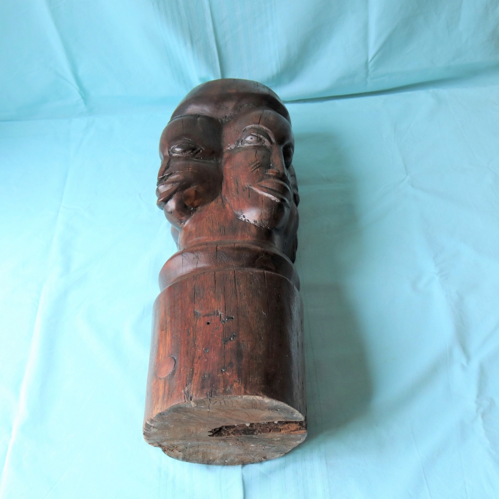Escultura africana vintage de cuatro rostros tallada en madera maciza. siglo XX