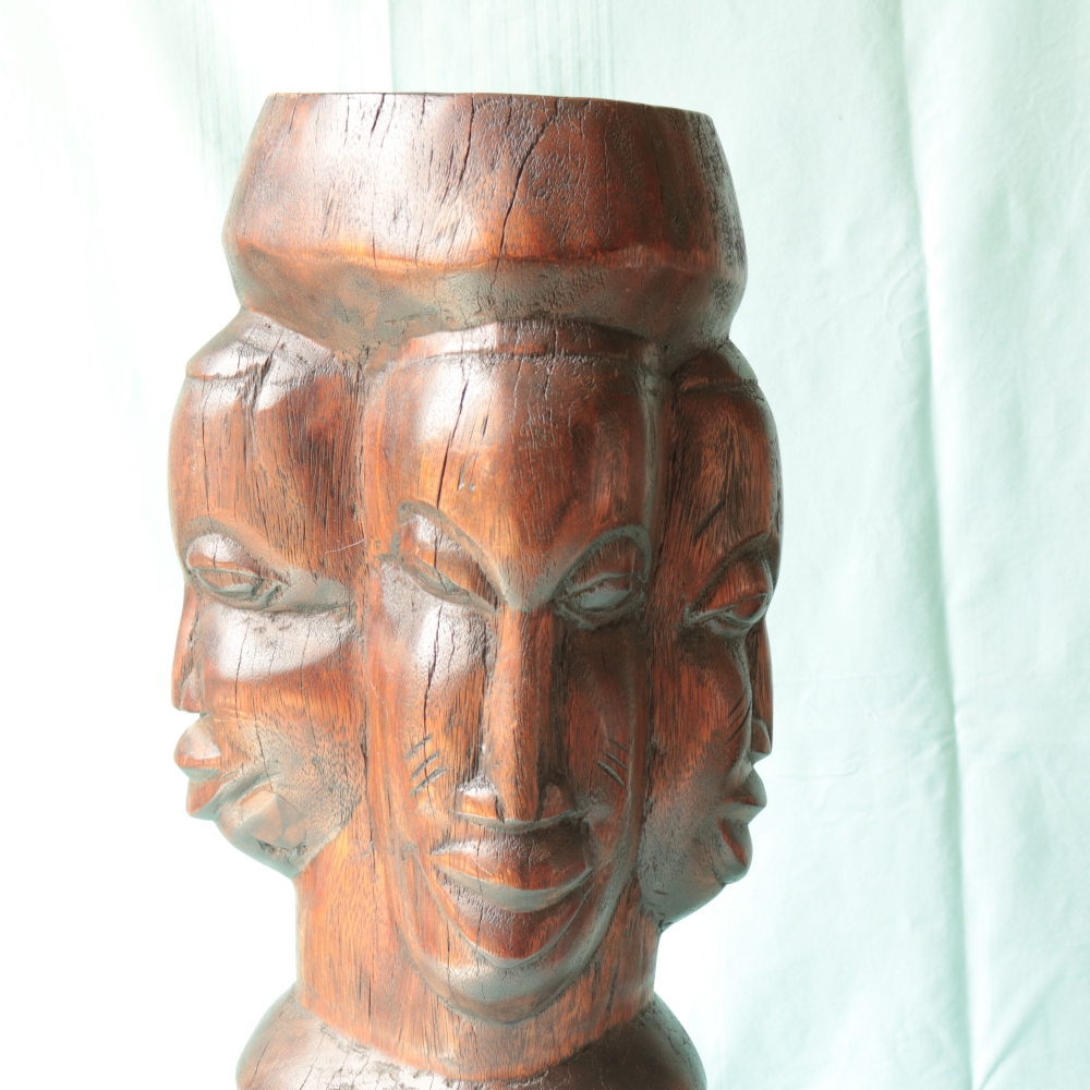 Escultura africana vintage de cuatro rostros tallada en madera maciza. siglo XX