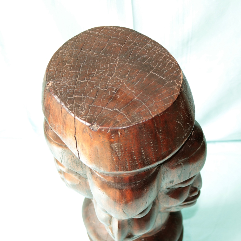 Escultura africana vintage de cuatro rostros tallada en madera maciza. siglo XX
