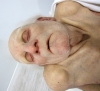 Escultura hiperrealista piedad contemporánea desnudo, Sam Jinks