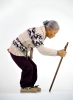 Jackie K. Seo, escultura hiperrealista, anciana caminando, 2009