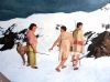 Alfredo López, expedición en la nieve, óleo sobre tabla, 2002, realismo mágico