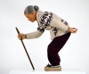 Jackie K. Seo, escultura hiperrealista, anciana caminando, 2009