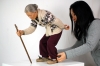 Jackie K. Seo, escultura hiperrealista, anciana caminando, 2009