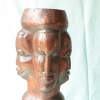 Escultura africana vintage de cuatro rostros tallada en madera maciza. siglo XX