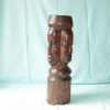 Escultura africana vintage de cuatro rostros tallada en madera maciza. siglo XX