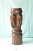 Escultura africana vintage de cuatro rostros tallada en madera maciza. siglo XX