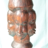 Escultura africana vintage de cuatro rostros tallada en madera maciza. siglo XX