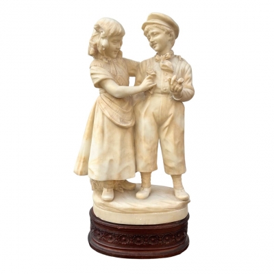 Escultura “Pareja infantil”, alabastro, firmada Eugenio Battiglia, finales del siglo XIX, Italia