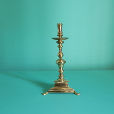 Candelero barroco español de latón con base triangular, siglo XVII-XVIII