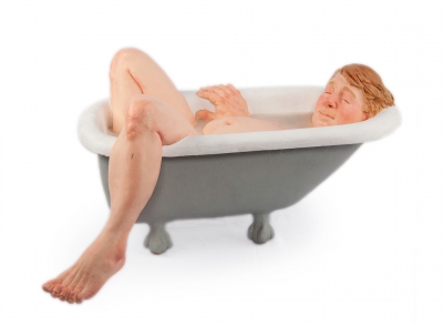 Andrew Benyei, escultura contemporánea, hombre en bañera, 2009