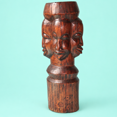 Escultura africana vintage de cuatro rostros tallada en madera maciza. siglo XX