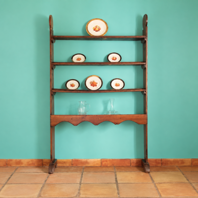 Antiguo platero de castaño de Navarra, mueble popular español del siglo XIX